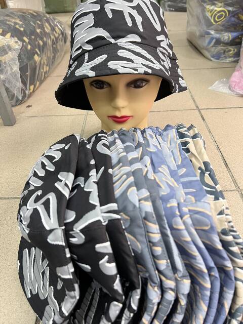 Czapki damskie 8356 Mix kolor Standard