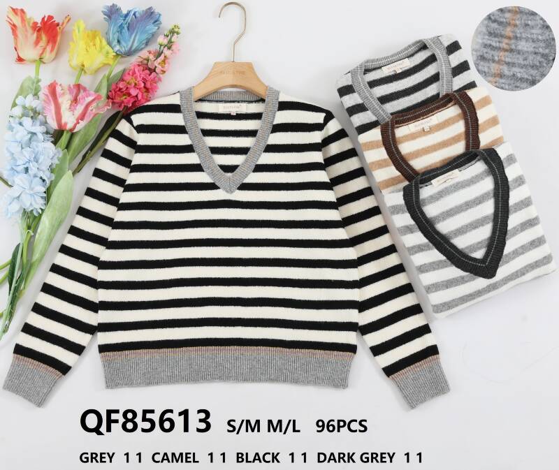 Swetry damskie (Francja produkt) Roz S/M-M/L, Mix Kolor .Paczka 8 szt.