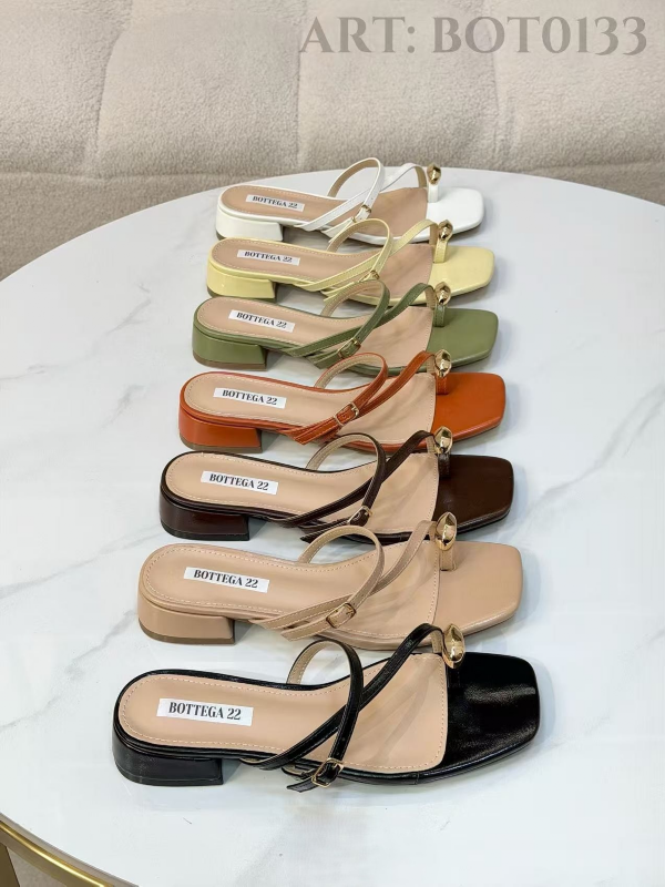 Klapki damskie Roz 36-41 / 12 par